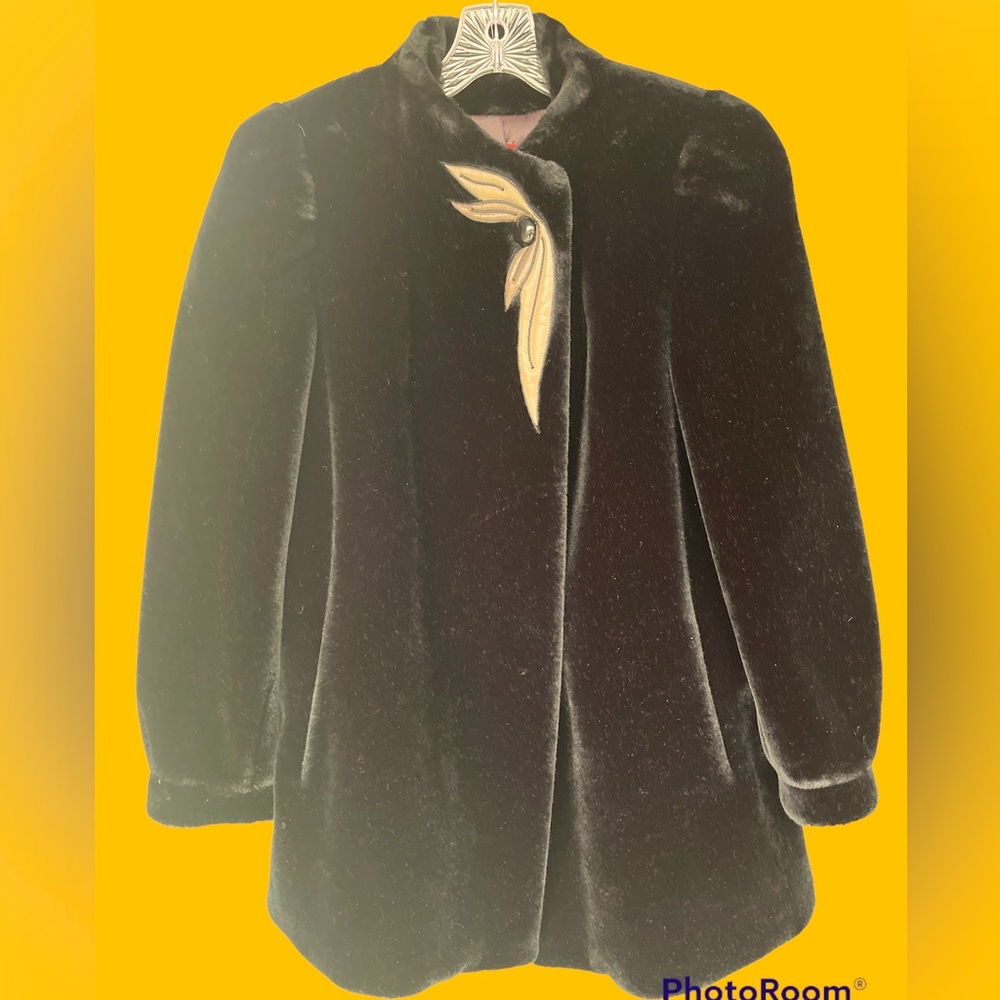 Very well kept, 70’s & 80’s VINTAGE Sasson faux fur coat.